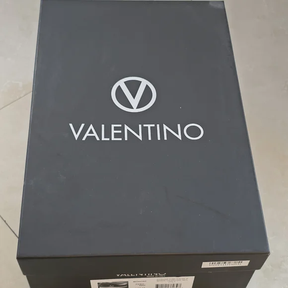 [new with box] Valentino by Mario Valentino Petra leather sneakers in red sz 11